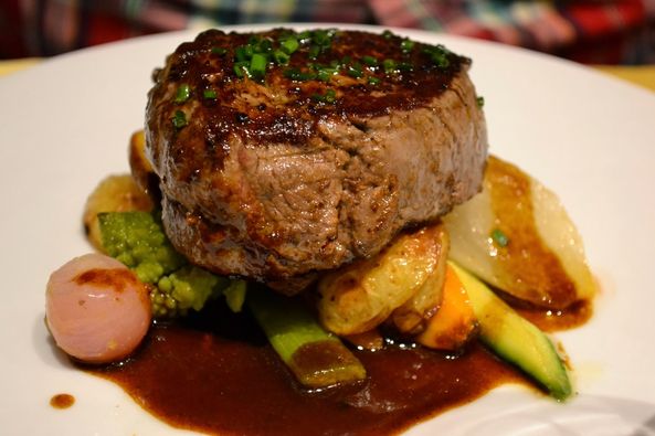 LES HISTORIES DE FIDALGO-CHATEAUBRIAND ,  DE  MENÚ DE VIZCONDE A PLATO DE REYES.-