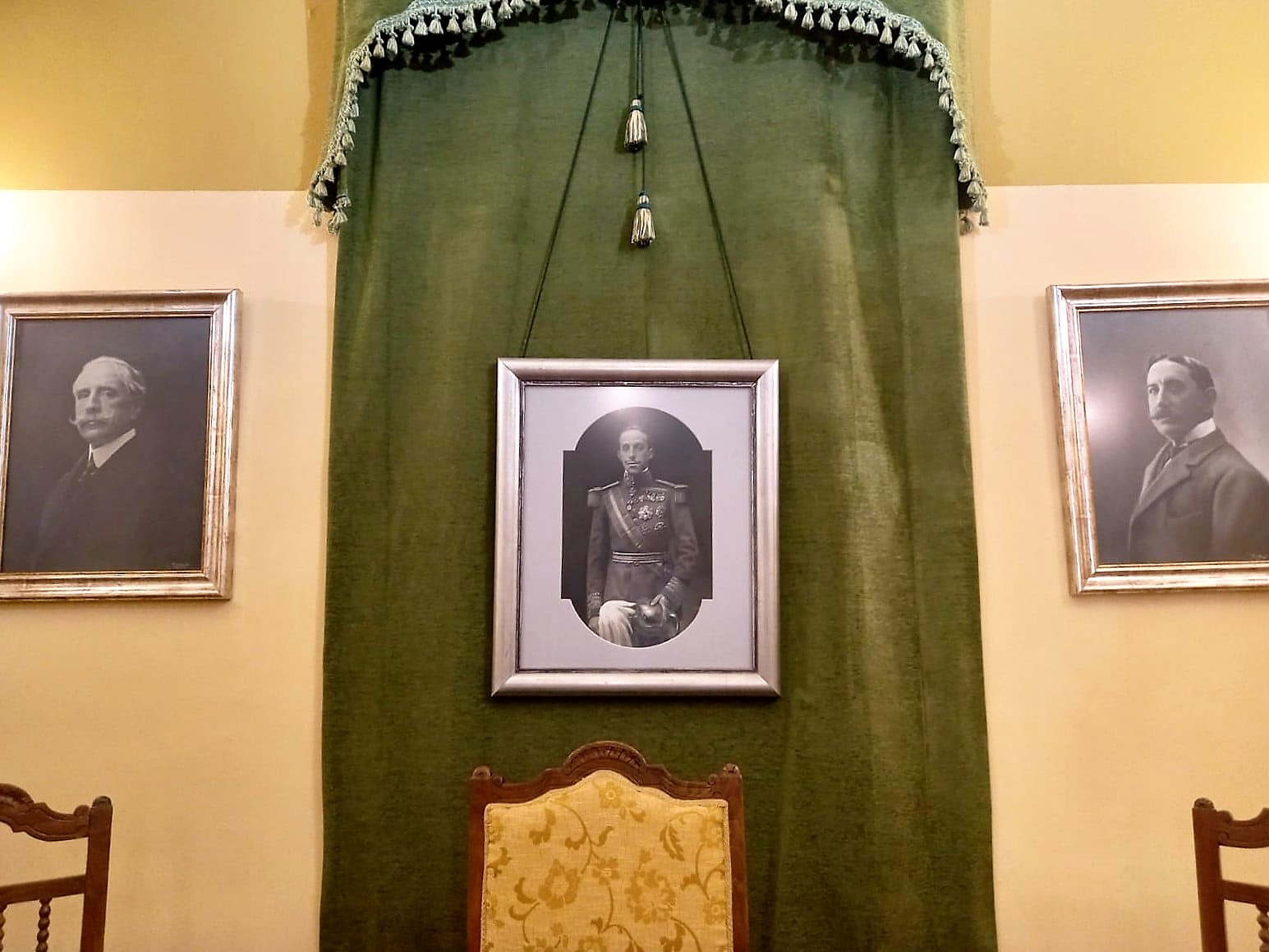 RETRATOS QUE PRESIDEN EL SALÓN DE ACTOS DE LA COMUNIDAD DE LABRADORES