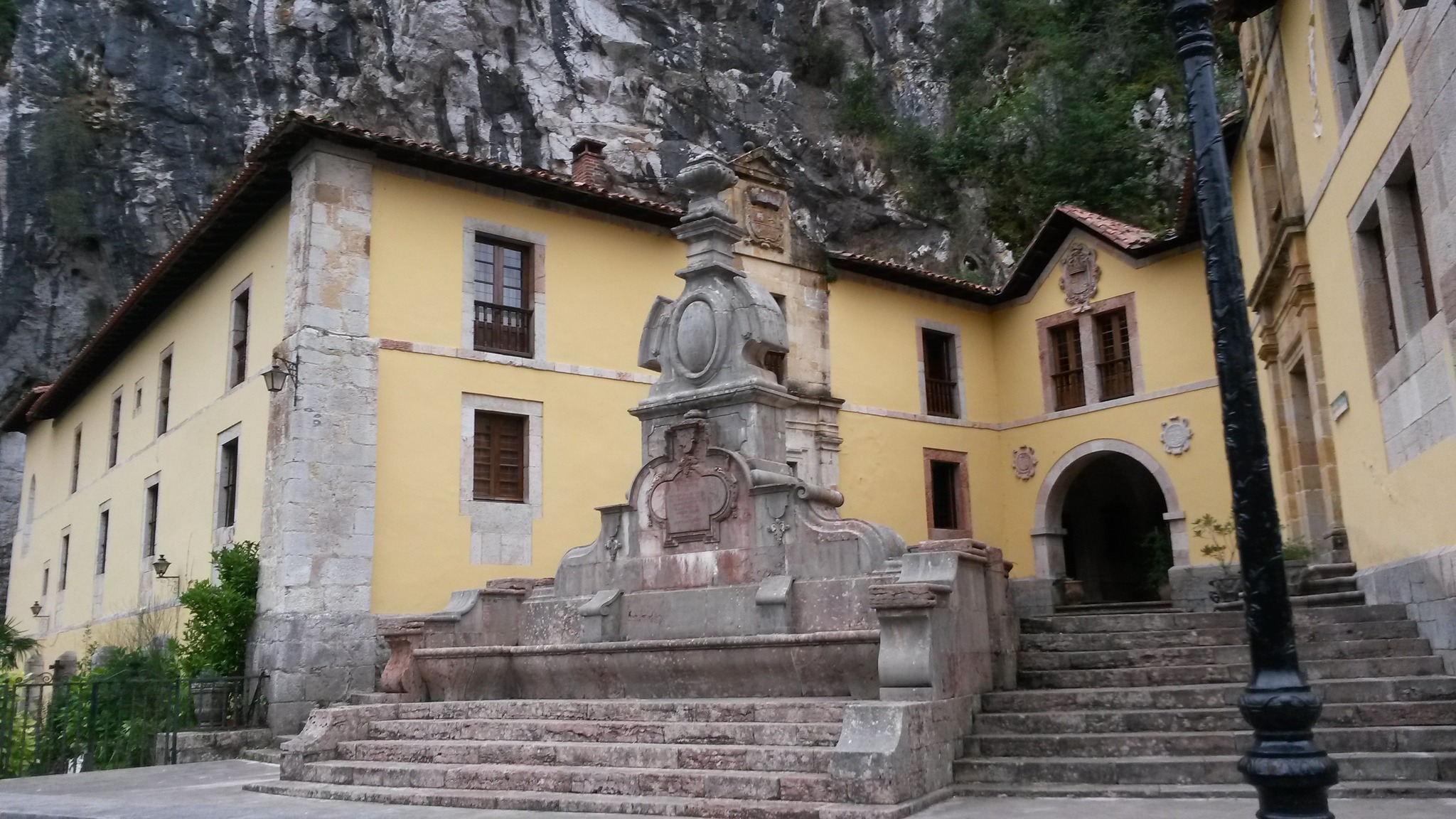 UNA INSCRIPCIÓN RECUERDA AL ABAD NICOLÁS DÍAZ CAMPOMANES SIERRA Y OMAÑA (1717-1786)