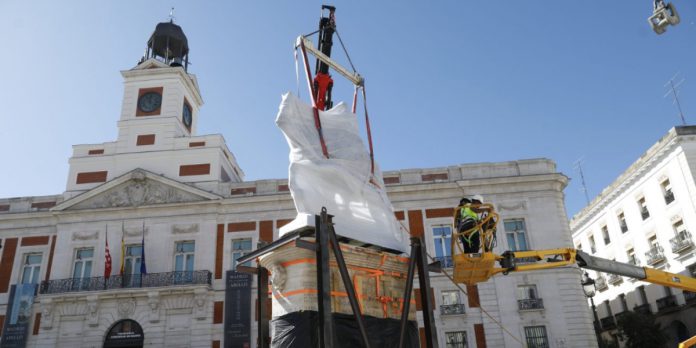 LA ESTATUA ECUESTRE DE CARLOS III YA SE HA TRASLADADO A SU NUEVA UBICACIÓN EN LA PUERTA DEL SOL