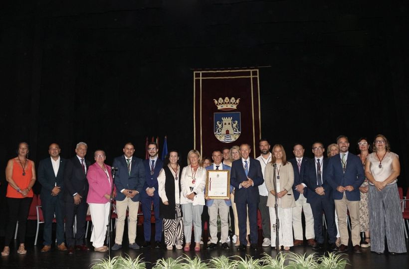 ENTREGA DE LA MEDALLA DE PLATA DE LA CIUDAD AL CEIP ISABEL LA CATÓLICA