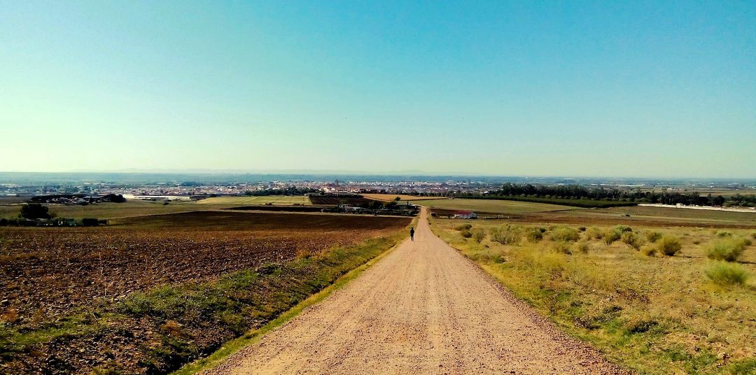 DESDE EL CERRO LA CENTINELA. TESTIGO DEL ENFRENTAMIENTO ENTRE JUANA LA BELTRANEJA E ISABEL DE CASTILLA.