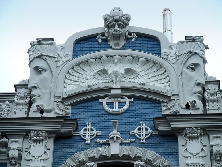 CARIÁTIDES Y MASCARONES