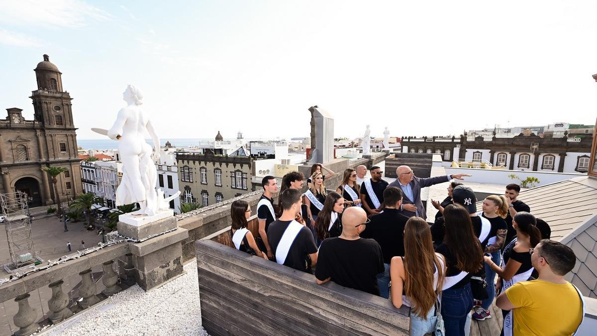 LA ALCALDESA PRESIDE LA VISITA A LAS CASAS CONSISTORIALES