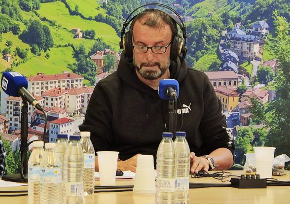 PABLO VÁZQUEZ OTERO GRABA EN RIOSA UN PROGRAMA DE RADIO, «UN BUEN DÍA PARA VIAJAR»