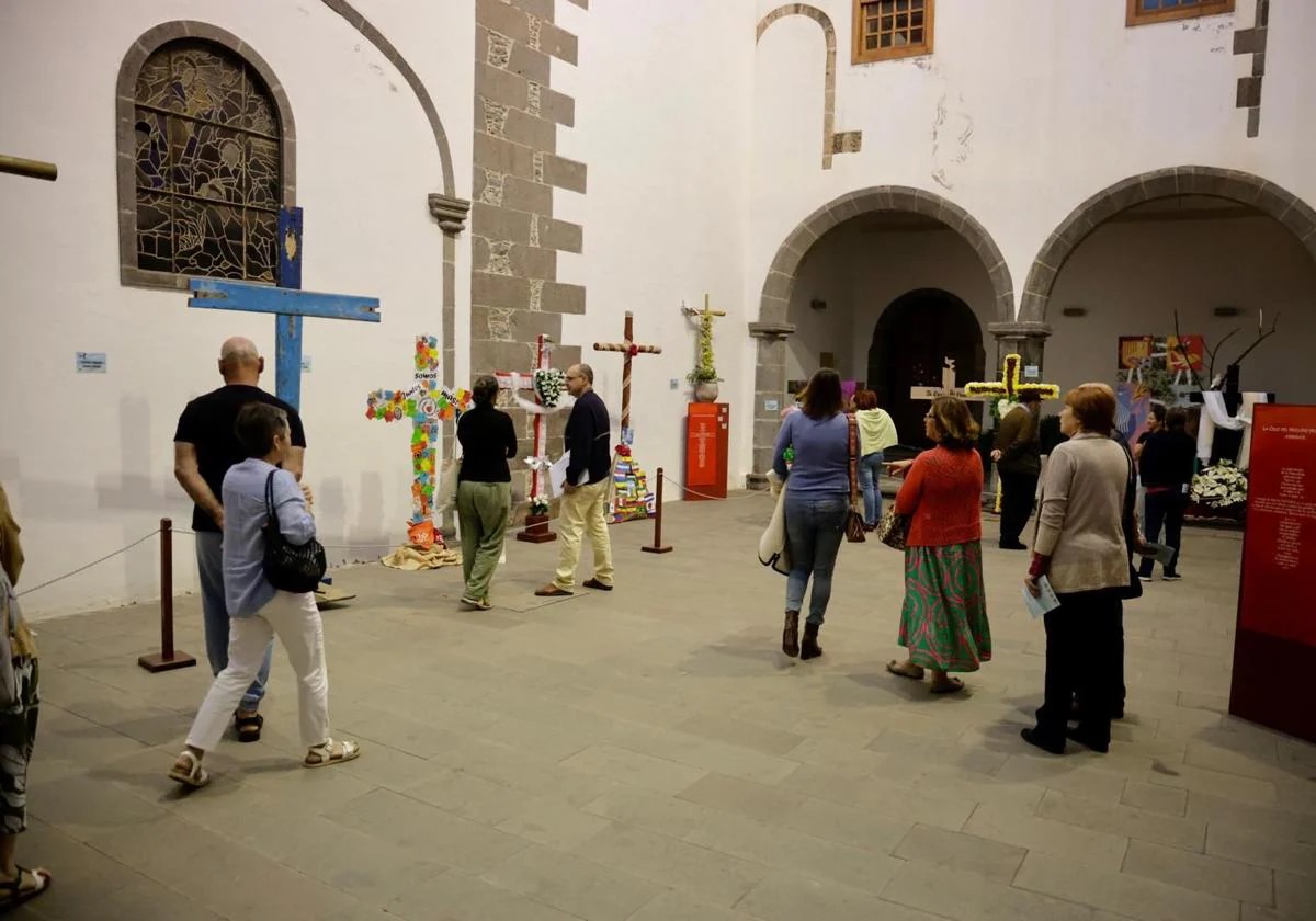 RELIGIÓN Y CREATIVIDAD: LA CASA DE LA IGLESIA EXPONE 35 CRUCES ADORNADAS Y ENRAMADAS