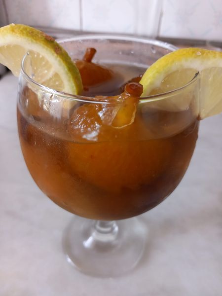 LES HISTORIES DE FIDALGO-FIGOS EN ALMIBAR COMO POSTRE A UN EMPEDRAU DE ARROZ CON ARBEYINOS.-