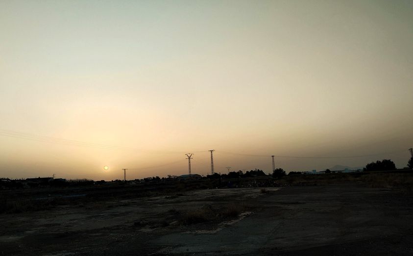 LLEGA DE FRENTE CRUJIENDO EL SOL DE AGOSTO.