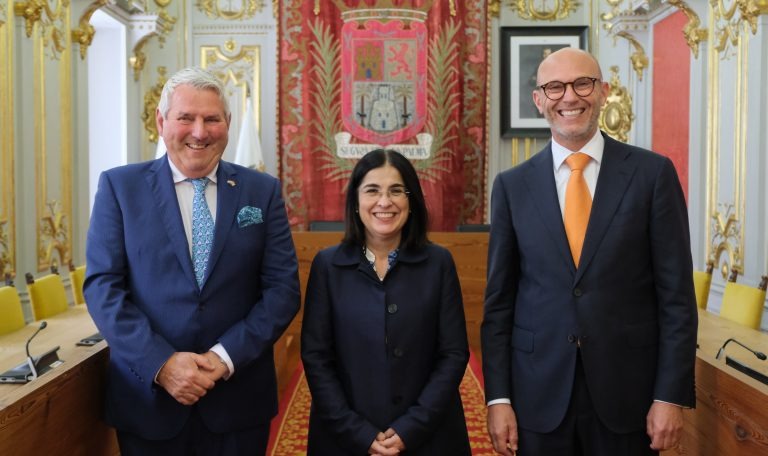 DARIAS RECIBE EN LAS CASAS CONSISTORIALES AL EMBAJADOR DE PAÍSES BAJOS