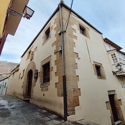 LA CASA TORRE DE JUAN ARES VIZOSO NA RÚA DO MEDIO DE VIVEIRO