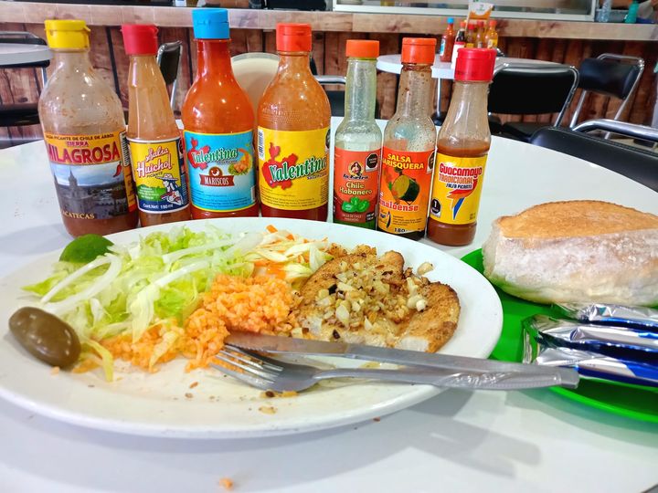 MESA CON SALSAS DE LOS CUATRO PUNTOS CARDINALES DEL PAÍS.