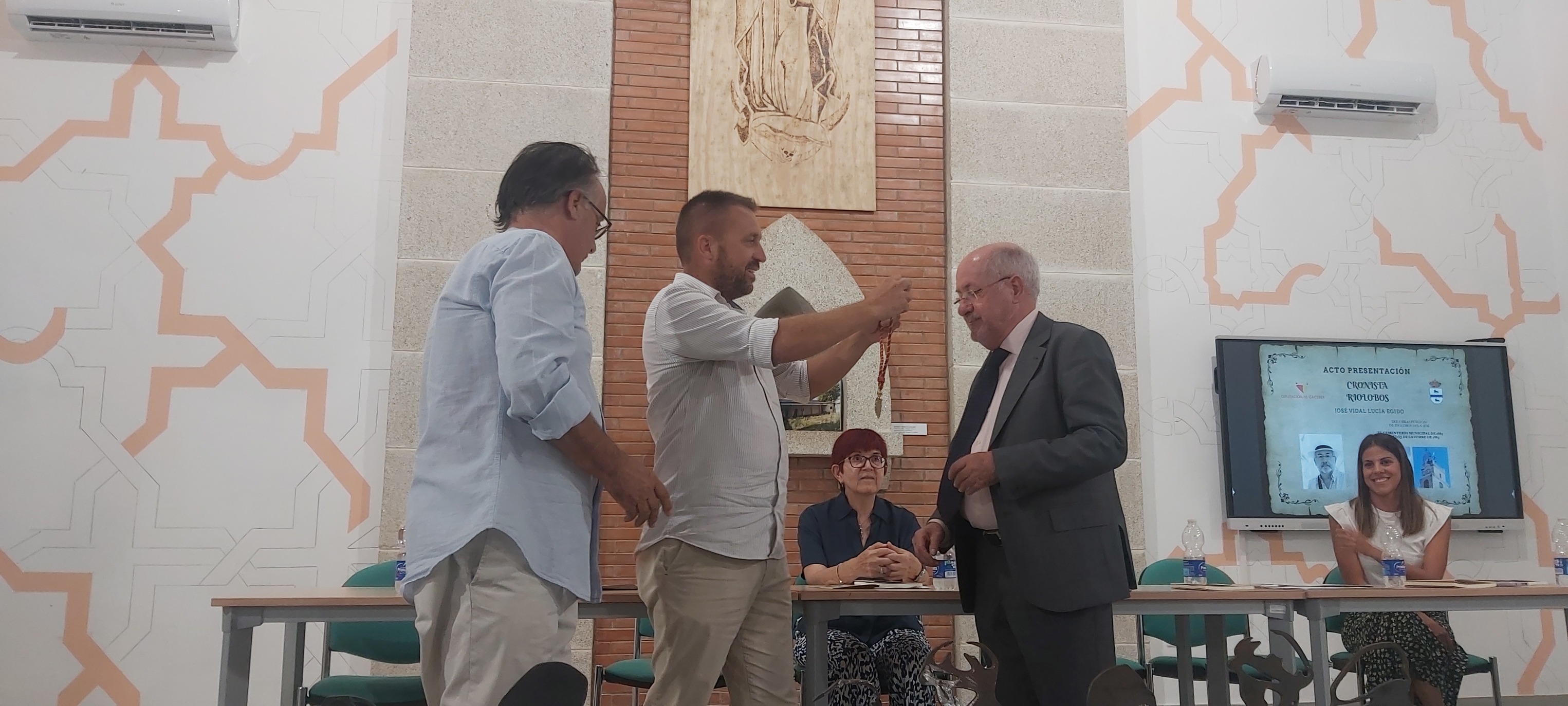 TOMA DE POSESIÓN DEL CRONISTA OFICIAL DE RIOLOBOS