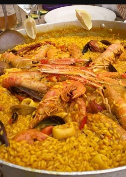 LES HISTORIES DE FIDALGO. EN VISTA ALEGRE (COLUNGA). MESA Y PLAYA.