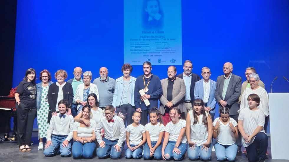 ISMAEL PÉREZ DE PEDRO RECIBE EL XVII PREMIO NACIONAL DE POESÍA INFANTIL CHARO GONZÁLEZ EN LA BAÑEZA