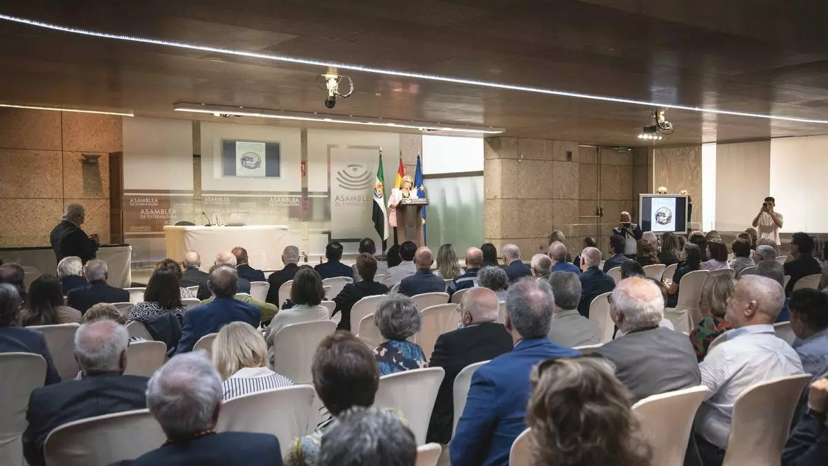 CRONISTAS OFICIALES DE TODO EL PAÍS ENSALZAN EN MÉRIDA SU LABOR COMO CUSTODIOS DE LA MEMORIA COLECTIVA