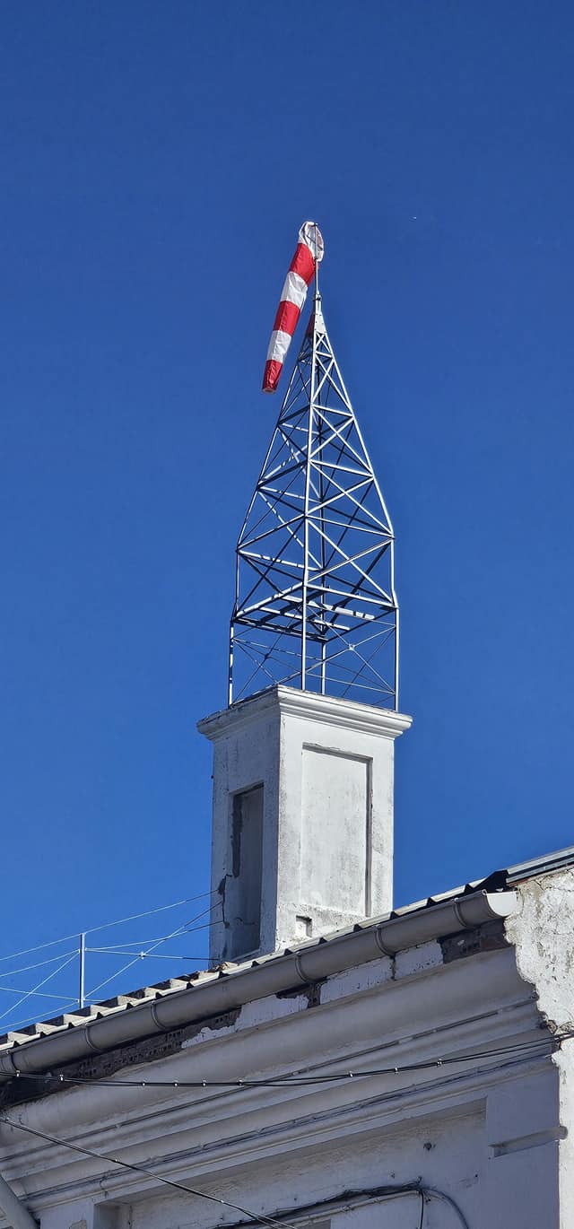 LA CENTENARIA ESTRUCTURA DE LA MANGA DE VIENTO DE LA BASE AÉREA DE GETAFE VUELVE A SU LUGAR