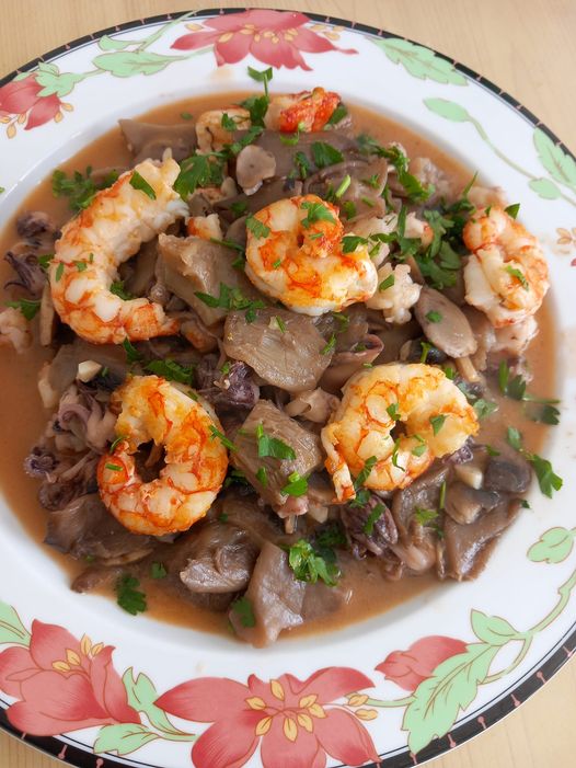 LES HISTORIES DE FIDALGO-REVUELTO DE PLEUROTUS , CHAMPIÑONES Y ALGO DE MARISQUÍN.