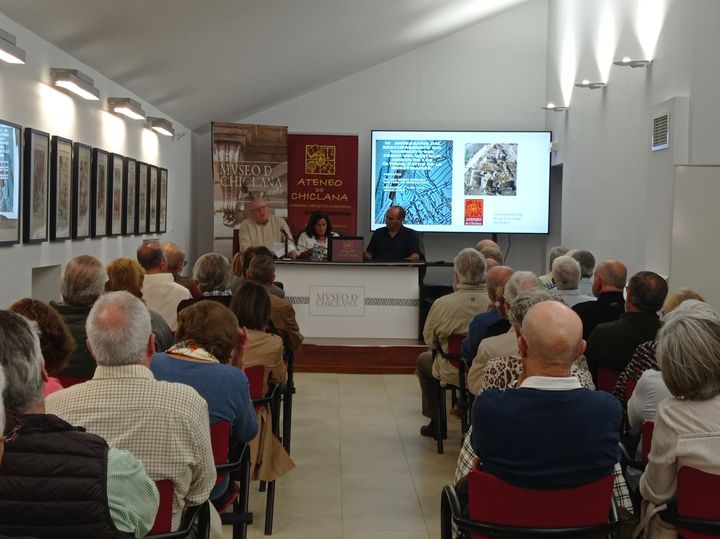 CRÓNICA: CONFERENCIA EN EL MUSEO SOBRE EL YACIMIENTO FENICIO-PÚNICO DEL CERRO DEL CASTILLO DEL LIRIO