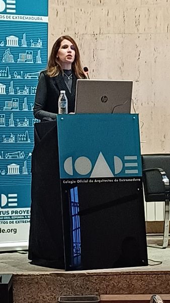 CONFERENCIA EN EL COLEGIO DE ARQUITECTOS DE CÁCERES DE ANGÉLICA GARCÍA-MANSO