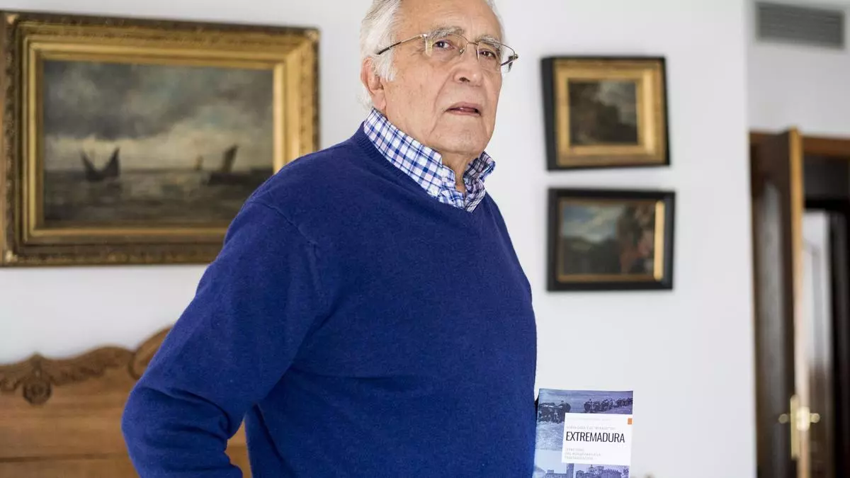 PRESENTACIÓN DEL LIBRO «IDEOLOGÍA Y ATRASO DE EXTREMADURA (1940-1986»), DEL AGRARISMO A LA TERCIARIZACIÓN’