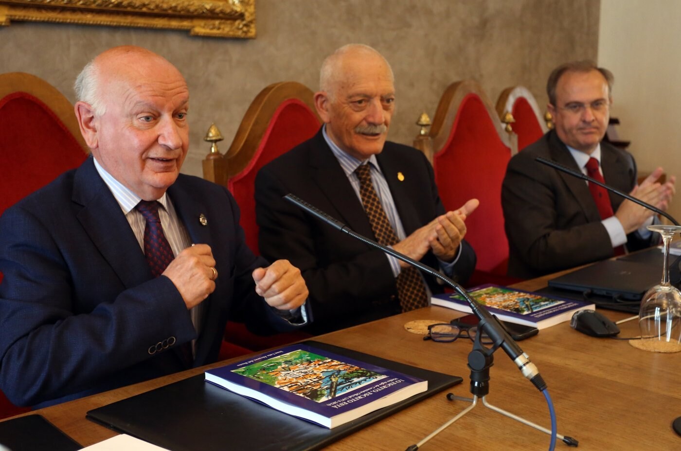 PRESENTAN EL LIBRO ‘LO ESCRITO, ESCRITO ESTÁ’, CON MOTIVO DE SU MEDIO SIGLO COMO CRONISTA OFICIAL DE CUDILLERO