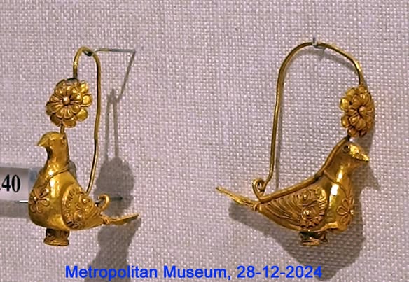 LOS PENDIENTES EN FORMA DE PALOMA DE RUSADDIR.