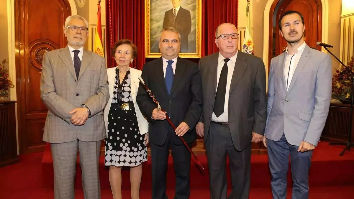 RECOGEN FIRMAS PARA QUE MARÍA DOLORES GÓMEZ-TEJEDOR SEA NOMBRADA HIJA PREDILECTA DE BADAJOZ