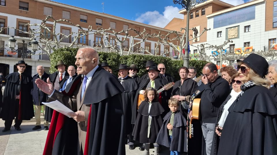 LOS AMIGOS DE LA CAPA SE PASEAN POR TORREJÓN