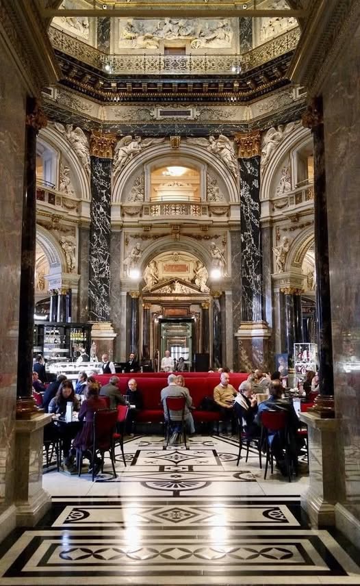 UNA DE LAS CAFETERÍAS MÁS BELLAS DEL MUNDO.