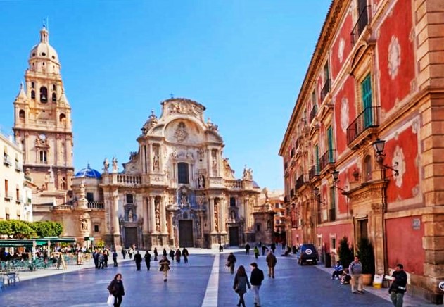 AL ALBUR POR LA CIUDAD CON LA CATEDRAL DE MURCIA DE FONDO.