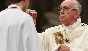 CON OCHO PAPAS COMULGAMOS ALGUNOS