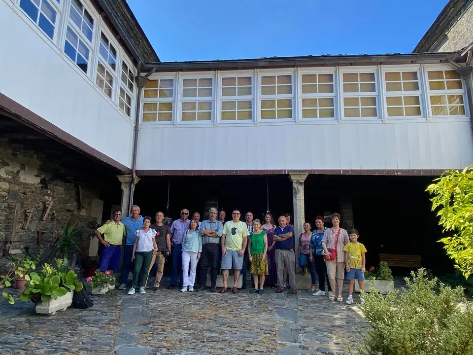 NUEVO LIBRO SOBRE LA HISTORIA DE PESOZ: CON MATERIAL ÚNICO SOBRE EL AGUA, AS LAREIRAS, LAS COFRADÍAS O EL VINO