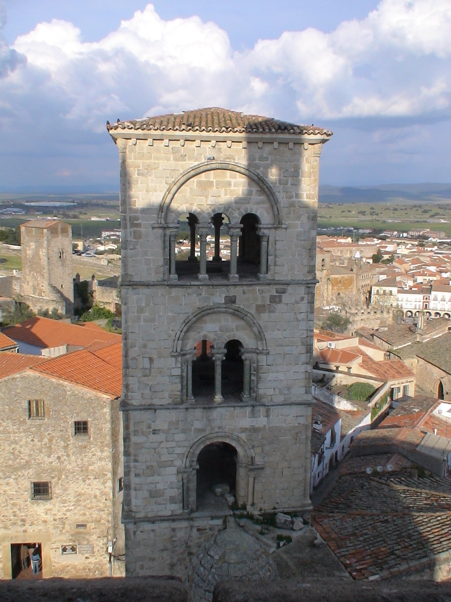 LA TORRE ROMANICA DE LA IGLESIA PARROQUIAL DE SANTA MARIA LA MAYOR DE TRUJILLO (CÁCERES)