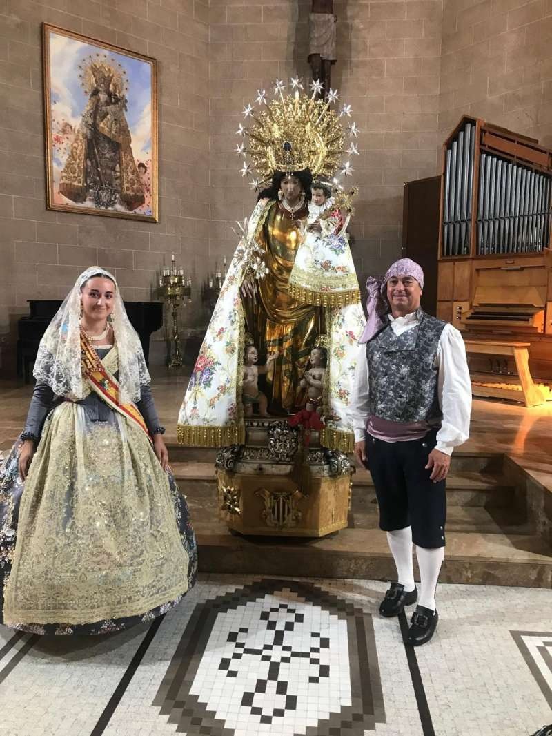 CASINOS: LA FALLA PENSAT I FET, EN EL BESAMANOS DE LA PATRONA DE VALENCIA