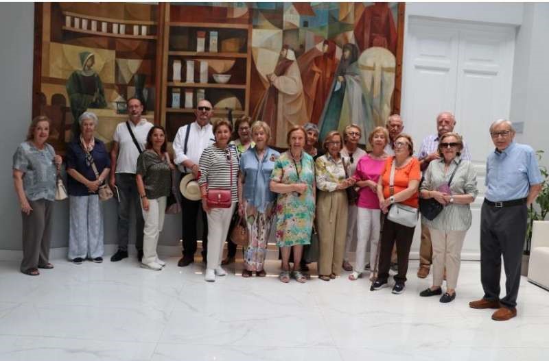 ALUMNOS DE LA REAL ACADEMIA DE CULTURA VALENCIANA VISITAN LA SEDE DEL COLEGIO DE FARMACÉUTICOS