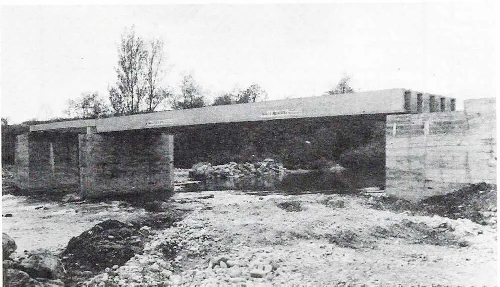 COMIENZAN A COLOCAR EL PUENTE SOBRE EL RÍO PILOÑA EN ARRIONDAS