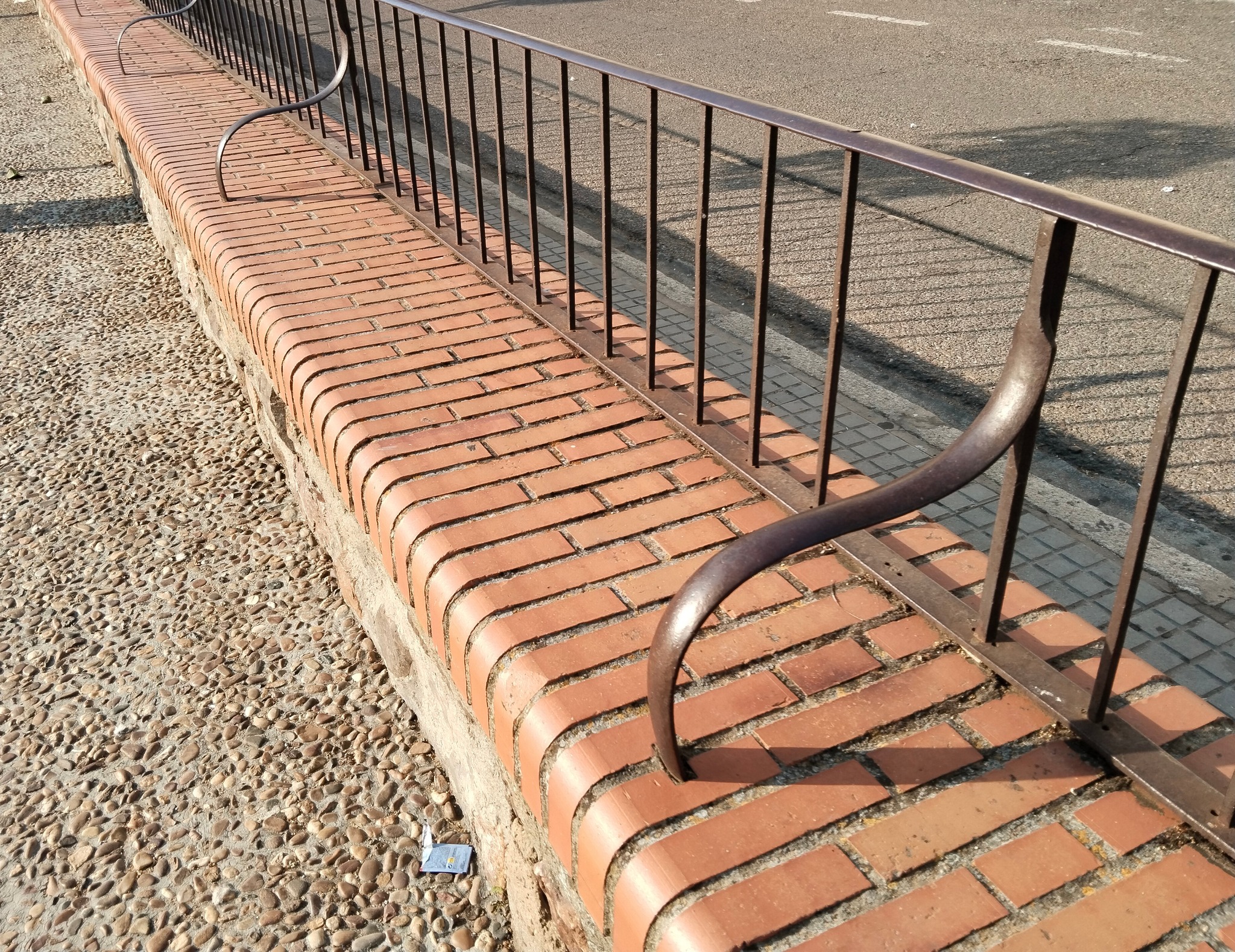 TOCAS LA BARANDA Y PARECE QUE ESTÁ RECIEN SALIDA DE LA FRAGUA DE VULCANO.