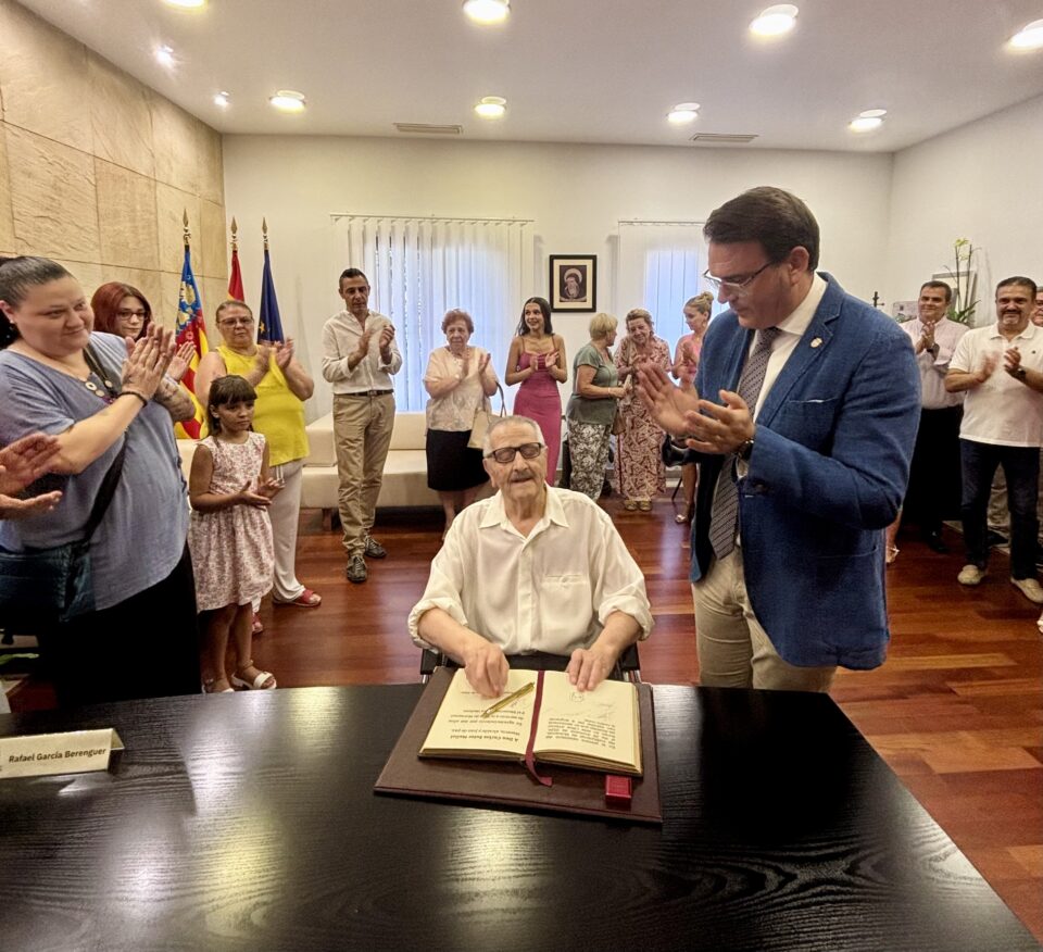 RECONOCIMIENTO A CARLOS SOLER MALLOL CON LA FIRMA EN EL LIBRO DE HONOR DEL AYUNTAMIENTO