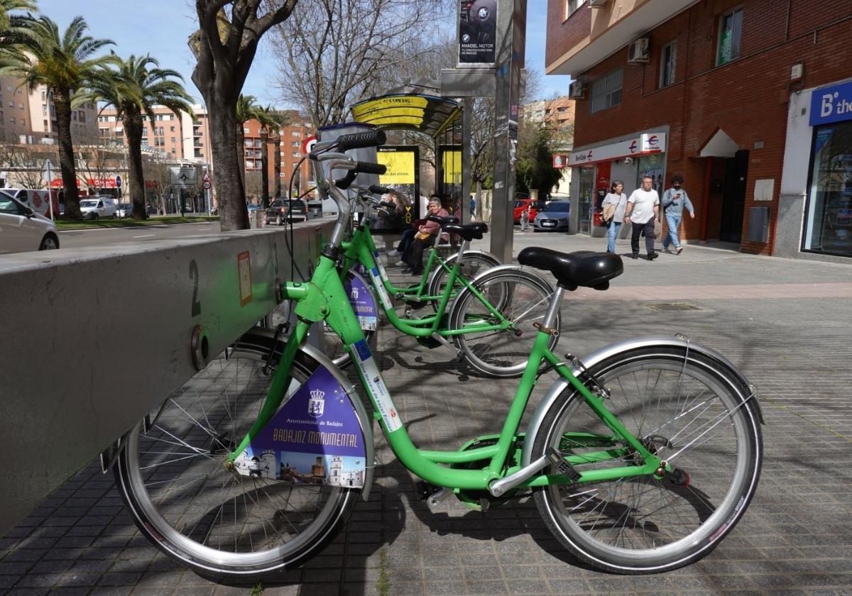 EN BADAJOZ NO HAY BICICLETAS. EL LEÓN Y LA COLUMNA,