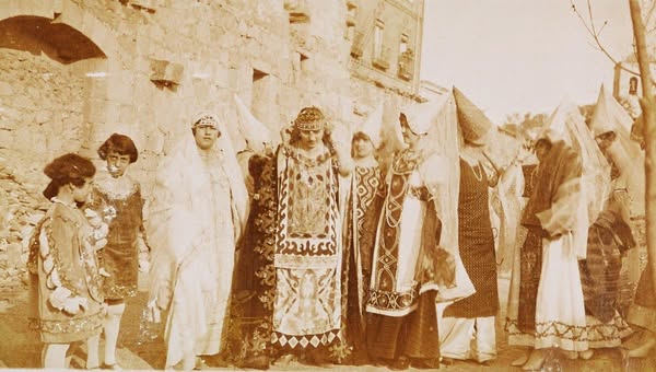 ÁVILA ROMÁNTICA EN LA MIRADA (VIII) LA REINA ABULENSE EN LA PINTURA DE HISTORIA  89. EL CALLEJERO ISABELINO.