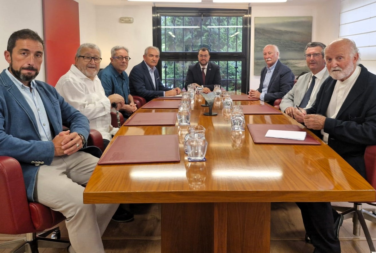 LOS CRONISTAS DE ASTURIAS Y EL PRESIDENTE DE LA COMUNIDAD