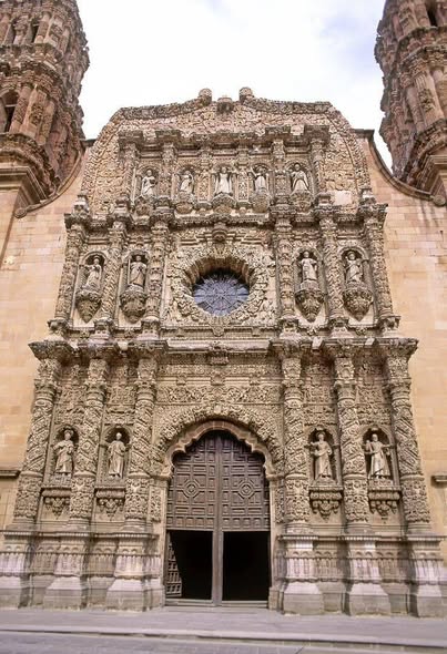 DETALLES DE LA CATEDRAL DE ZACATECAS. (MÉXICO): LA CORONA REAL