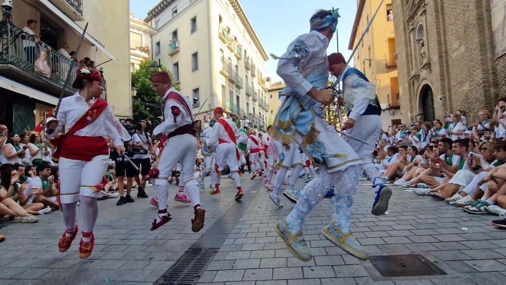 ORGULLO DE HUESCA: LOS DANZANTES INSPIRAN Y EMOCIONAN EN LA PLAZA DE SAN LORENZO