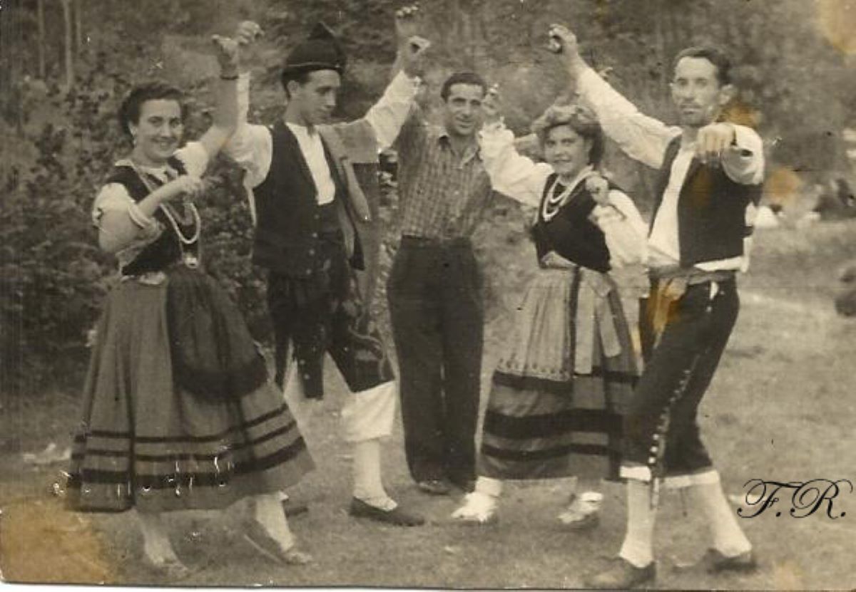 DE AYER A HOY: EL 20 DE AGOSTO DE 1949 (PRIMERA FIESTA DEL BOLLU) HOY COLOCACIÓN DEL NUEVO PUENTE SOBRE EL RÍO PILOÑA EN ARRIONDAS)