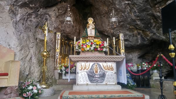 EL ALTAR DE LA PATRONA DE ASTURIAS