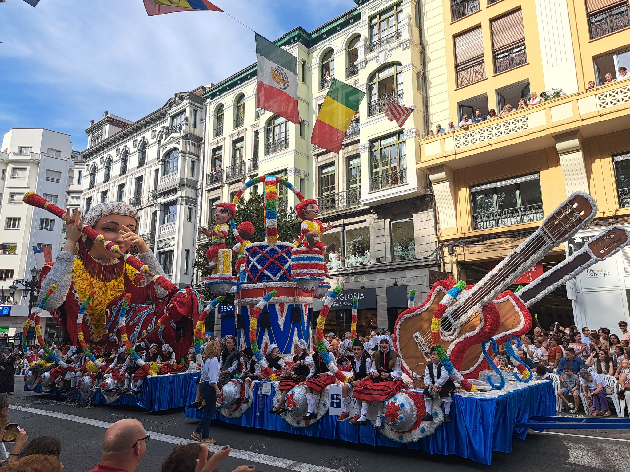 EL DÍA DE AMÉRICA EN ASTURIAS CELEBRA SU 75 ANIVERSARIO EN OVIEDO