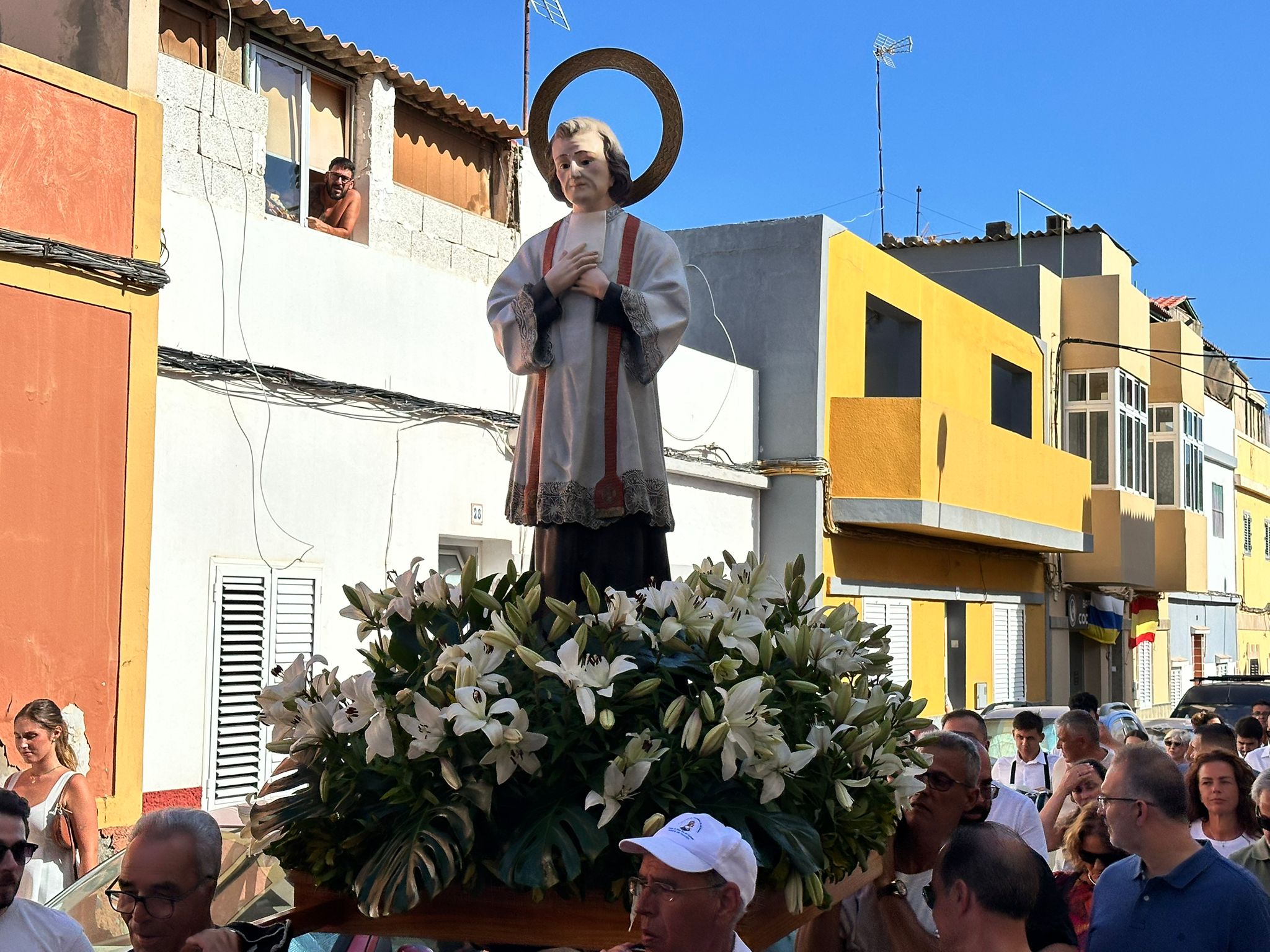 CAMINANDO HACIA LA DESMEMORIA (CIX): TRADICIÓN O INNOVACIÓN, EN EL PROCESIONAR DEL SANTO CURA DE ARS