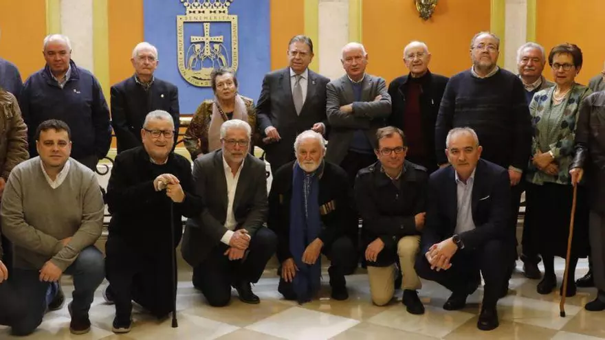 ¿CUÁNTO COBRA UN CRONISTA OFICIAL Y A QUÉ SE DEDICA? TODO LO QUE DEBES SABER SOBRE LOS 30 ASTURIANOS QUE SE ENCARGAN DE NARRAR LA HISTORIA