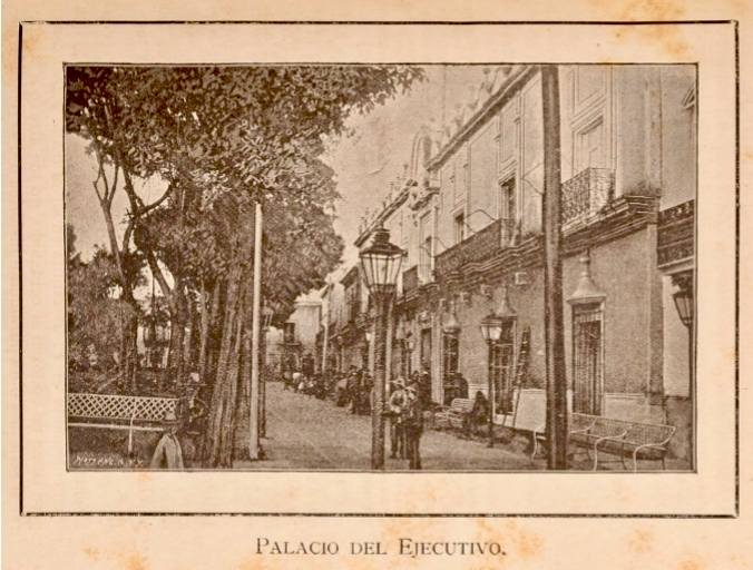 MEMORIA GRÁFICA DE ZACATECAS. UNA TARDE FRENTE AL PALACIO DEL PODER EJECUTIVO DEL ESTADO.
