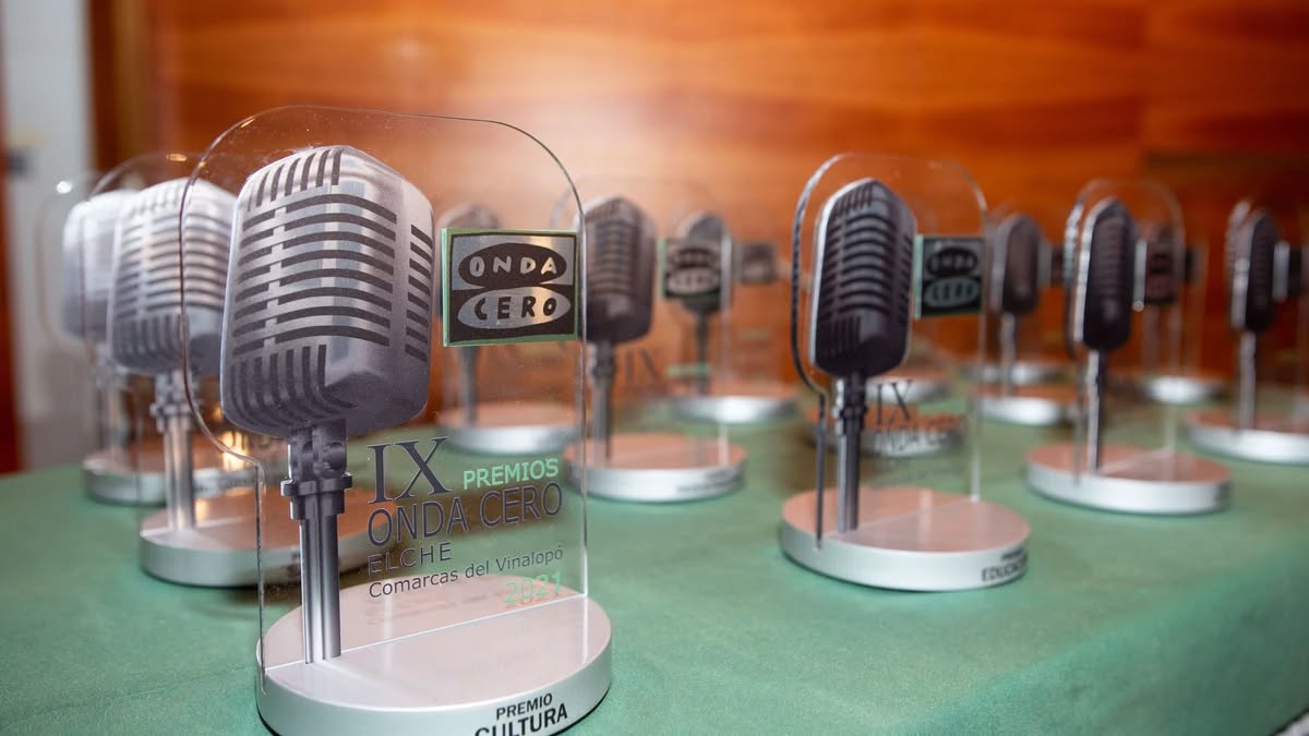 LOS CRONISTAS OFICIALES DEL VINALOPÓ PREMIADOS CON EL PREMIO DE HONOR POR ONDA CERO RADIO (ELCHE) POR LA DIFUSION DE LA CULTURA